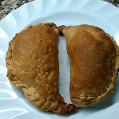 A picture of Empanadas de jamón, 4 quesos, nueces y cebollas caramelizadas.