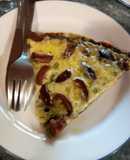 Pizza con pesto, queso mantecoso y aceitunas negras