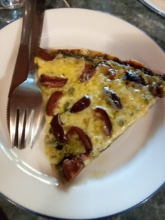 Una foto de Pizza con pesto, queso mantecoso y aceitunas negras