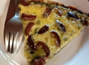 Una foto de Pizza con pesto, queso mantecoso y aceitunas negras