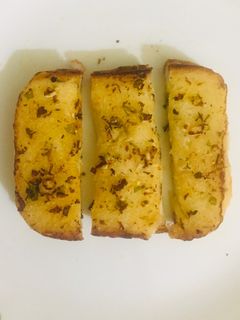 ચીઝી ગાર્લિક બ્રેડ (Cheesy Garlic Bread Recipe In Gujarati) રેસીપી મુખ્ય ફોટો