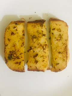 ચીઝી ગાર્લિક બ્રેડ (Cheesy Garlic Bread Recipe In Gujarati) રેસીપી મુખ્ય ફોટો