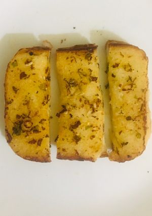 ચીઝી ગાર્લિક બ્રેડ (Cheesy Garlic Bread Recipe In Gujarati) રેસીપી મુખ્ય ફોટો