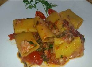 Foto di Paccheri con Filetti di Branzino, Capperi e Pomodorini Freschi