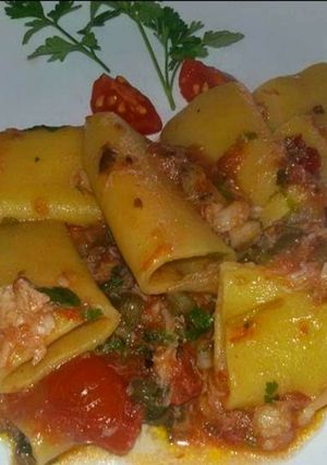 Foto di Paccheri con Filetti di Branzino, Capperi e Pomodorini Freschi
