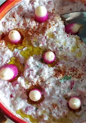 Une photo de Tzatziki de radis roses