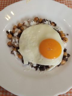 Una foto de Garbanzos, morcilla y salsa de yogur con huevo a la plancha