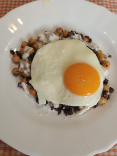Una foto de Garbanzos, morcilla y salsa de yogur con huevo a la plancha