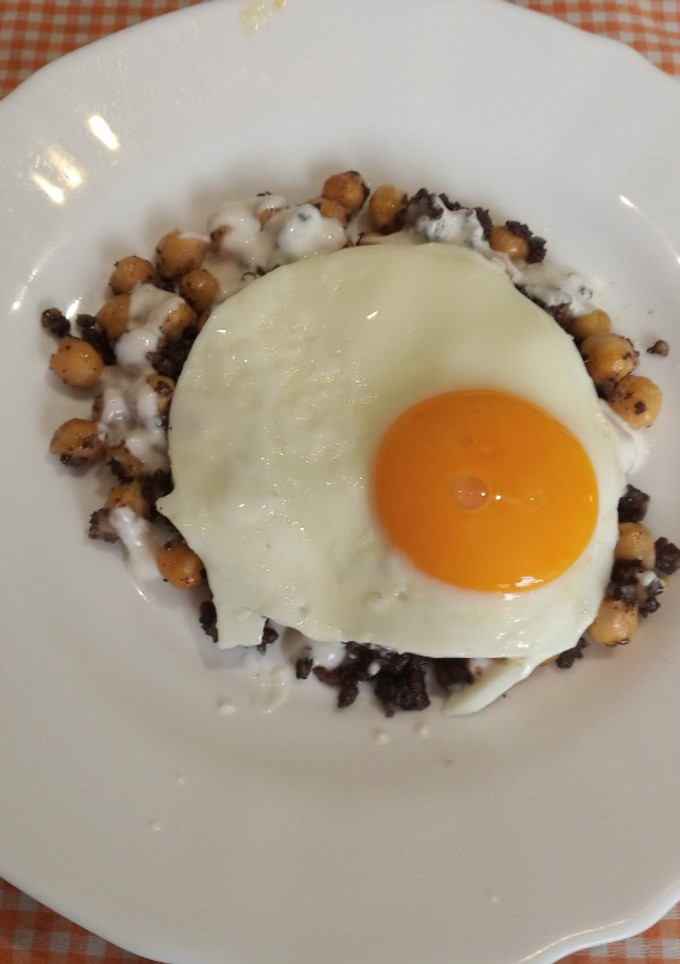 Una foto de Garbanzos, morcilla y salsa de yogur con huevo a la plancha