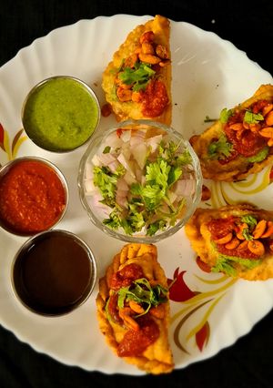 જામનગર ના ઘૂઘરા (Jamnagar Ghughra Recipe In Gujarati) રેસીપી મુખ્ય ફોટો