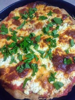 Una foto de 🍕Rapidísima pizza integral a la piedra🍕