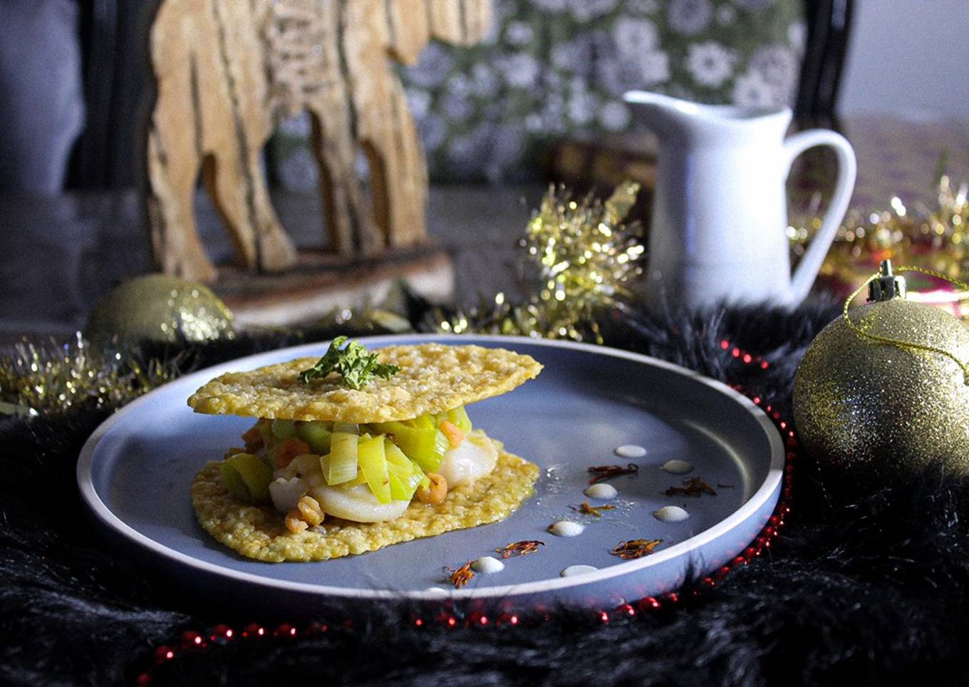 Tuiles de parmesan aux Saint-Jacques, crevettes et poireaux