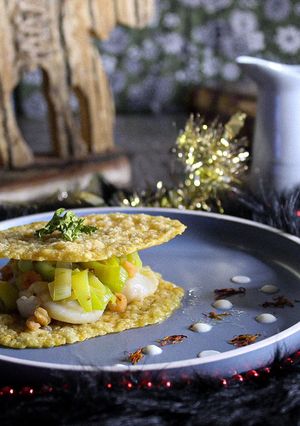 Une photo de Tuiles de parmesan aux Saint-Jacques, crevettes et poireaux