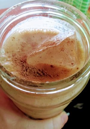 Una foto de Cóctel frío de café, leche y banana