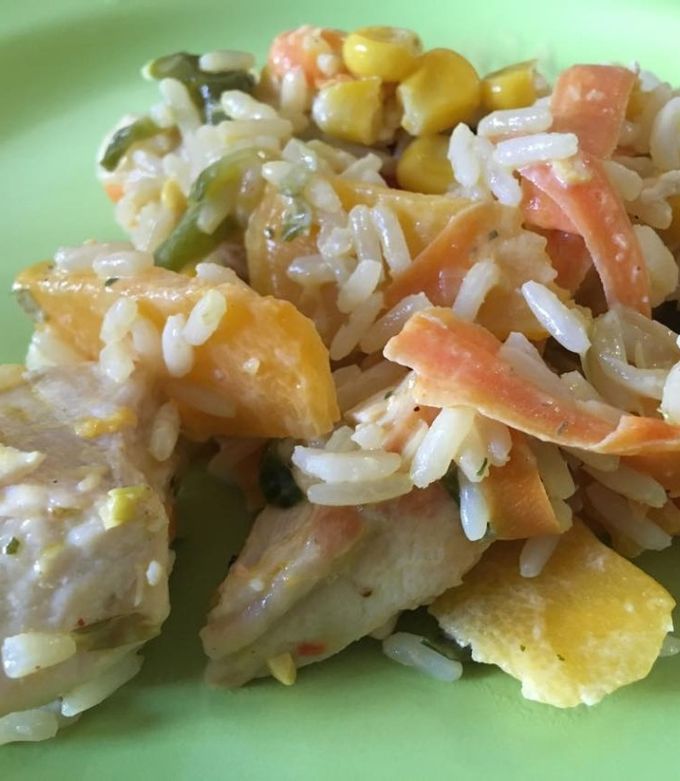 Una foto de -Wok de: verduras, pollo y arroz-