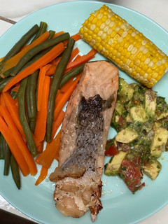 Una foto de Salmón con vegetales