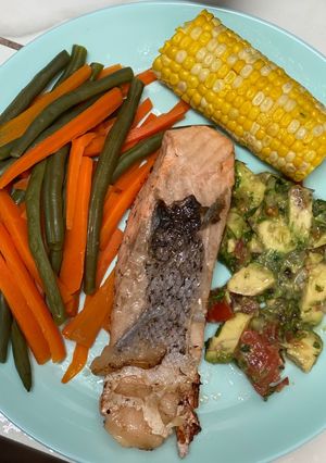 Una foto de Salmón con vegetales