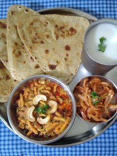 કાજુ ગાંઠિયા નું શાક (Kaju Gathiya Shak Recipe In Gujarati) રેસીપી મુખ્ય ફોટો