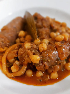 Una foto de Butifarras con calamar y garbanzos