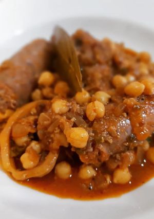 Una foto de Butifarras con calamar y garbanzos