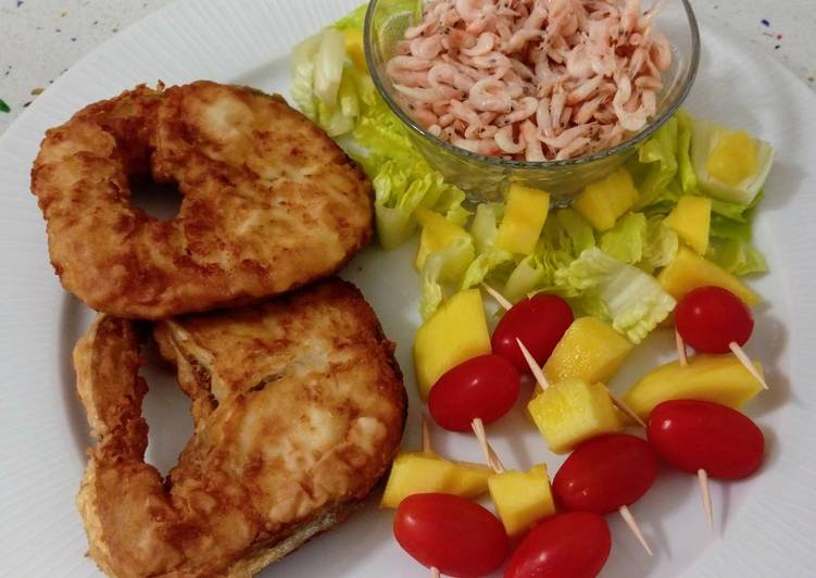 Merluza frita con camarones cocidos y ensalada de pinchos de tomatitos con mango