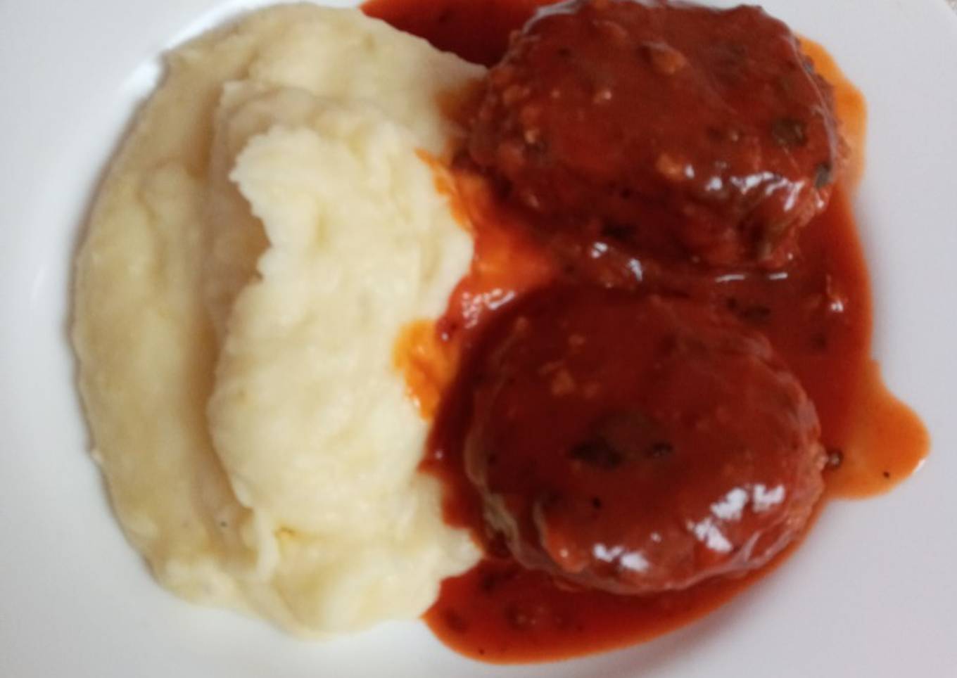 Albóndigas de jurel en salsa de tomates con puré de papas casero