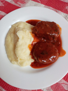 Una foto de Albóndigas de jurel en salsa de tomates con puré de papas casero