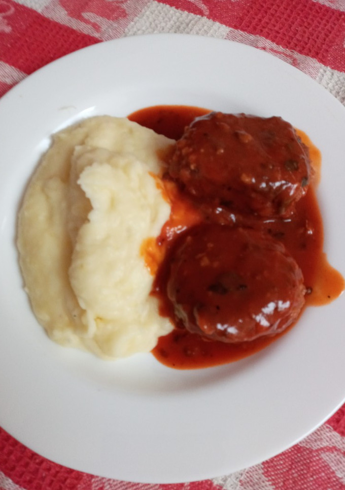Una foto de Albóndigas de jurel en salsa de tomates con puré de papas casero