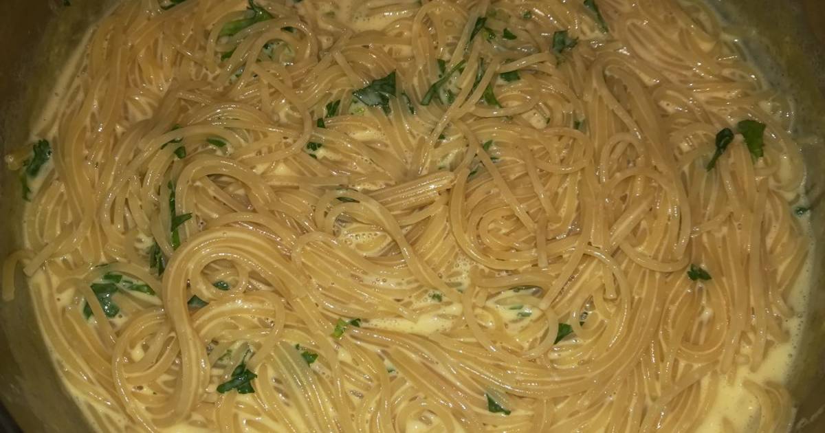Spaghetti cremoso con queso de bola holandés y perejil Receta de María  Carmen - Cookpad