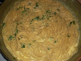 Spaghetti cremoso con queso de bola holandés y perejil
