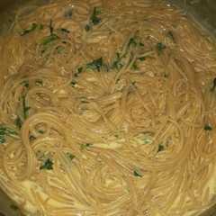 Una foto de Spaghetti cremoso con queso de bola holandés y perejil