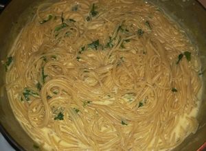 Una foto de Spaghetti cremoso con queso de bola holandés y perejil