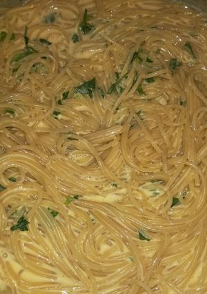 Una foto de Spaghetti cremoso con queso de bola holandés y perejil