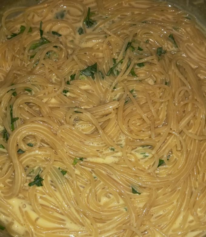 Una foto de Spaghetti cremoso con queso de bola holandés y perejil