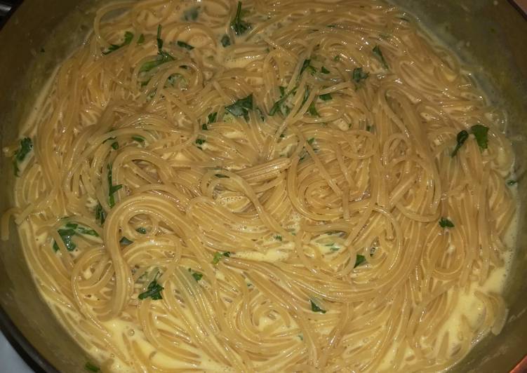 Spaghetti cremoso con queso de bola holandés y perejil