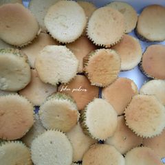 A picture of Vanilla Cup cake.