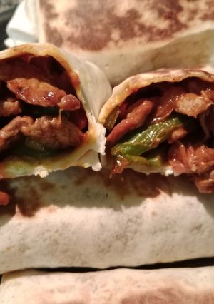 Una foto de Fajitas a mi manera de ternera con verduras