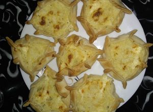 Una foto de Canastillas de choclo queso y albahaca