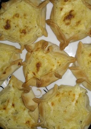 Una foto de Canastillas de choclo queso y albahaca