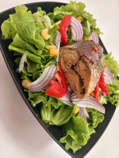 Una foto de Ensalada de Caballa  con Lechuga, Choclo y Tomate