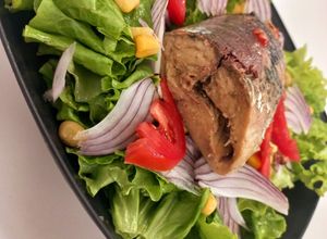Una foto de Ensalada de Caballa  con Lechuga, Choclo y Tomate