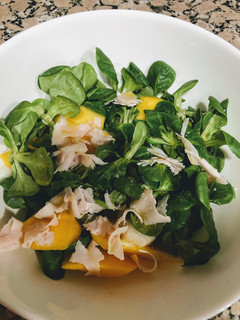 Una foto de Ensalada de canónigos, mango, pechuga de pavo