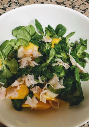 Una foto de Ensalada de canónigos, mango, pechuga de pavo