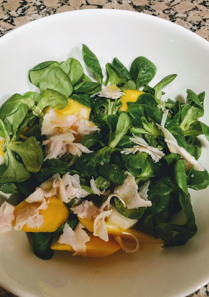 Una foto de Ensalada de canónigos, mango, pechuga de pavo