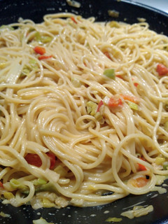 Una foto de Pasta con verduras y leche de coco