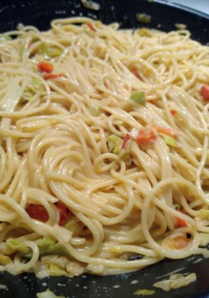 Una foto de Pasta con verduras y leche de coco