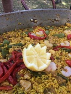Una foto de Paella campera a fuego para un regimiento