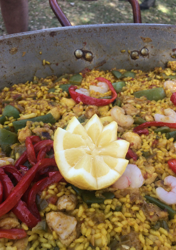 Una foto de Paella campera a fuego para un regimiento