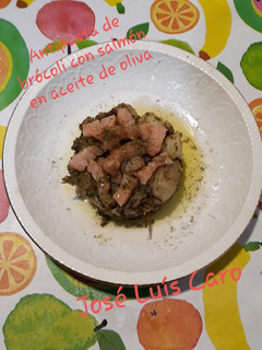 Una foto de Antipasta de coliflor con salmón en aceite de oliva
