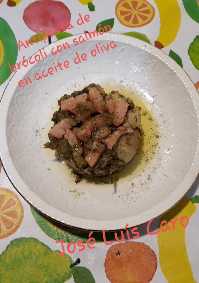 Una foto de Antipasta de coliflor con salmón en aceite de oliva